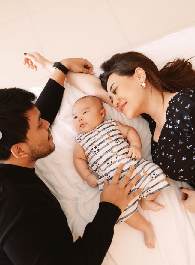 Sebelumnya Aaliyah dan Thariq memang tak pernah membagikan wajah putra mereka ke publik sejak lahir. Kini rasa penasaran para netizen pun terjawab. Foto: Instagram/@aaliyah.massaid