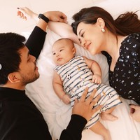 Sebelumnya Aaliyah dan Thariq memang tak pernah membagikan wajah putra mereka ke publik sejak lahir. Kini rasa penasaran para netizen pun terjawab. Foto: Instagram/@aaliyah.massaid