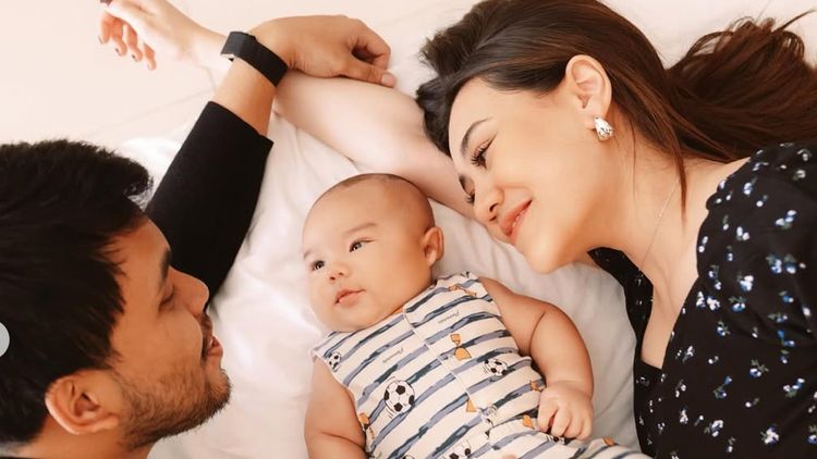 7 Foto Aaliyah Massaid-Thariq Perdana Pamer Wajah Anak di Usia 3 Bulan