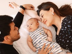 7 Foto Aaliyah Massaid-Thariq Perdana Pamer Wajah Anak di Usia 3 Bulan