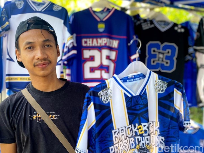 Adiyana penjual jersey Persib asal Garut