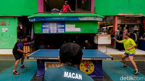 Adu Smash di Arena Tenis Meja Pasar Grogol
