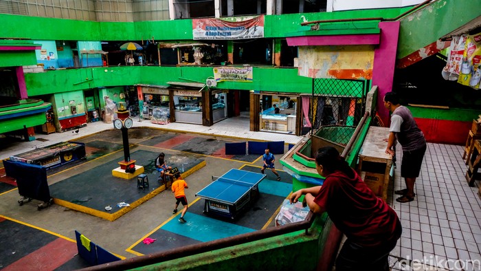 Pasar Grogol, Jakarta Barat, bukan hanya tempat belanja. Sejak 2007, atriumnya hidup dengan tenis meja yang menyatukan pedagang, pelajar, hingga lansia.