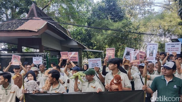 Aksi demo serikat pekerja Bandung Zoo