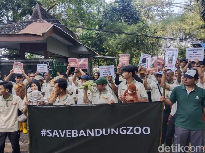 Aksi demo serikat pekerja Bandung Zoo