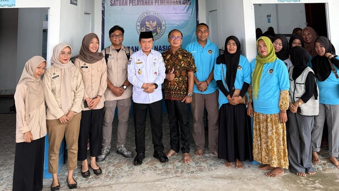 Gubernur Jambi Al Haris bersama para staf dapur SPPG usai tinjau sarpras.