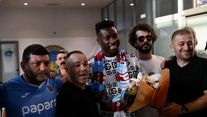 TRABZON, TURKIYE  SEPTEMBER 11: Trabzonspors Andre Onana, who joined the Turkish club on loan from Manchester United, is welcomed by fans upon his arrival in Trabzon, Turkiye on September 11, 2025. (Photo by Enes Sansar/Anadolu via Getty Images)