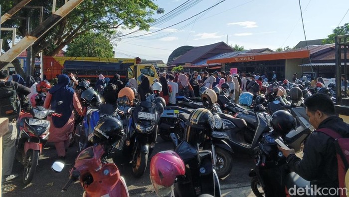Antrean pengurusan SKCK di Polres Pinrang membeludak.