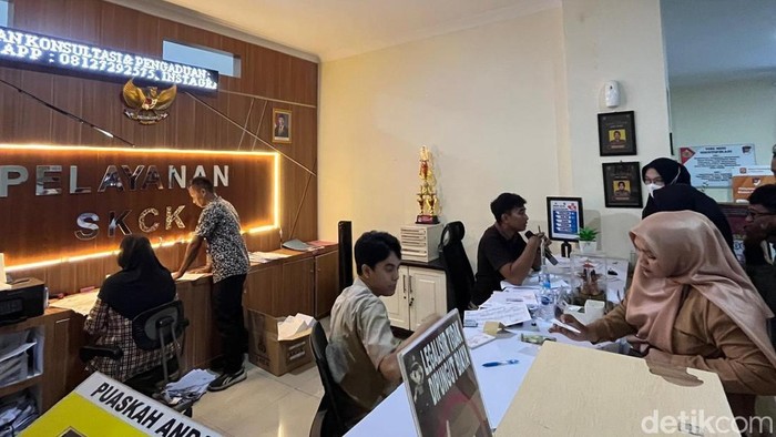 Petugas melayani pemohon pembuatan SKCK