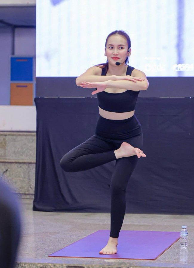 Ayu Ting Ting baru-baru ini membagikan momen langka dirinya saat berolahraga. Kenakan pakaian olahraga serba hitam, penampilan Ayu jadi sorotan. Foto: Instagram/@ayutingting92