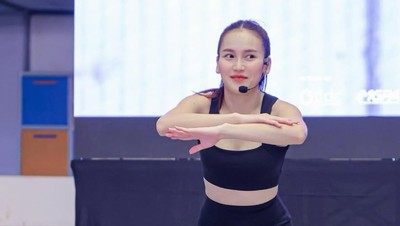 7 Gaya Ayu Ting Ting Jadi Instruktur Yoga, Pamer Perut Rata Pakai Sport Bra