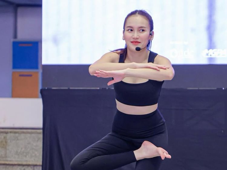 7 Gaya Ayu Ting Ting Jadi Instruktur Yoga, Pamer Perut Rata Pakai Sport Bra