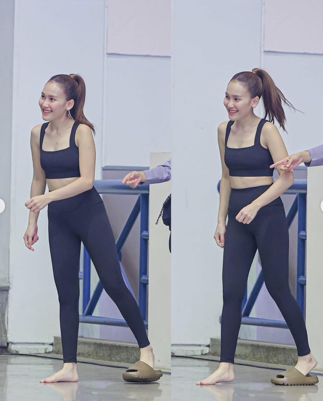 Tampil natural, pedangdut 33 tahun itu juga tak terlihat mengenakan pulasan makeup pada wajahnya. Rambut panjangnya tampak simpel dengan gaya ponytail. Foto: Instagram/@ayutingting92