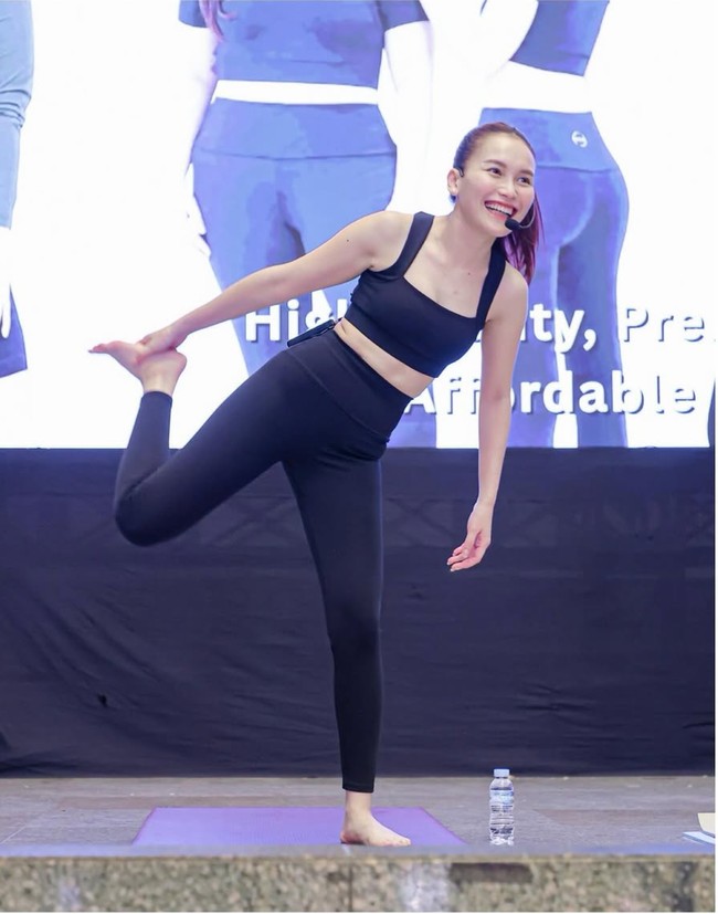 Meski tak mengenakan riasan namun wajahnya tetap terlihat glowing dan cantik. Penampilan Ayu pun banjir pujian netizen. Foto: Instagram/@ayutingting92