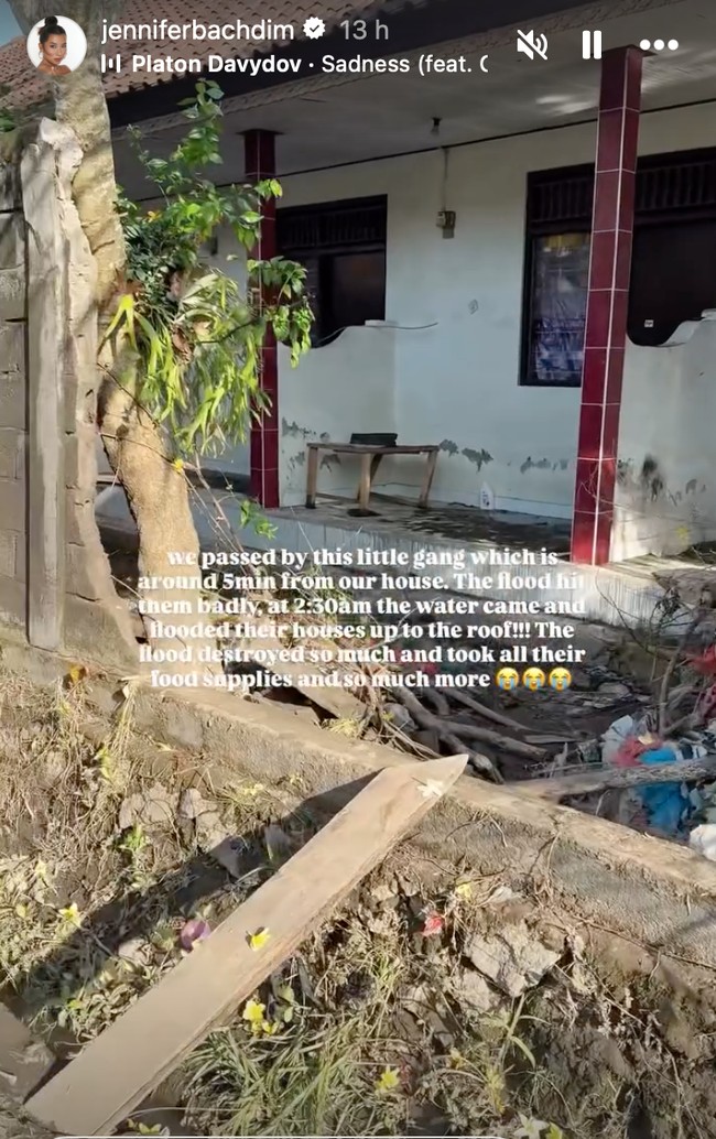 Jennifer Bachdim turut membagikan kabar mengenai kondisi banjir di Bali. Baru-baru ini ia kembali mengunggah update di Instagram Story yang memperlihatkan dampak dari banjir tersebut. Terlihat dalam video singkat unggahannya banyak bangunan yang rubuh serta sampah-sampah ikut berserakan. Foto: Instagram