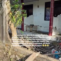 Jennifer Bachdim turut membagikan kabar mengenai kondisi banjir di Bali. Baru-baru ini ia kembali mengunggah update di Instagram Story yang memperlihatkan dampak dari banjir tersebut. Terlihat dalam video singkat unggahannya banyak bangunan yang rubuh serta sampah-sampah ikut berserakan. Foto: Instagram
