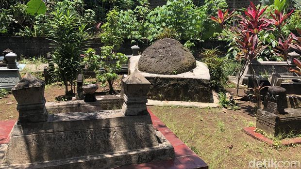 Potret batu besar di pemakaman umum Sasanalaya Canan, Padukuhan Tangisan, Banyurejo, Tempel, Sleman, Jumat (12/9).
