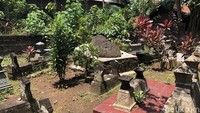 Batu lesung ini memiliki diameter dan tinggi sekitar satu meter. Di sekeliling batu pun tampak diplester semen. Batu itu pun terlihat menonjol di kompleks permakaman setempat.