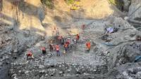 Proyek ini persis di depan dam lama yang ambrol sisi utaranya akibat terjangan banjir tahun 2022. Terlebih lagi konstruksi dam lama sangat tidak layak karena banyak yang retak.