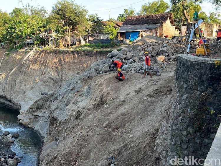 Melihat Pembangunan Bendung Wonokerto di Mojokerto