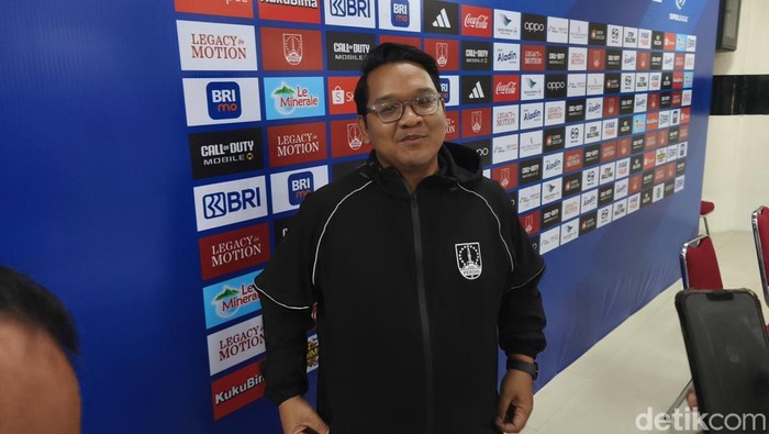 Media Officer Persis Solo Bryan Barcelona, saat ditemui awak media di Stadion Manahan Solo, Jumat (12/9/2025).