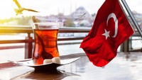 Teh Turki atau çay adalah ikon budaya sekaligus salah satu teh terenak di dunia. Aroma khasnya jadi simbol keramahan yang melekat dari Turki. Foto: Getty Images/iStockphoto/