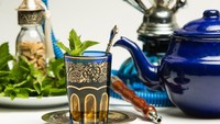 Teh mint Maroko atau Berber whiskey menghadirkan rasa manis segar. Diracik dari teh hijau, gula, dan daun mint lalu dituang dari ketinggian hingga berbusa. Foto: Getty Images/iStockphoto/