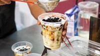 Boba tea dari Taiwan populer karena paduan teh, susu, dan bola tapioka kenyal. Minuman ini lahir pada era 1980-an dan kini jadi tren global lintas generasi. Foto: Getty Images/iStockphoto/