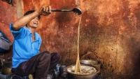Masala chai dari India, adalah teh susu rempah dengan rasa manis berempah. Dibuat dari teh hitam, kapulaga, kayu manis, cengkeh, dan susu. Cita rasanya pekat creamy. Foto: Getty Images/iStockphoto/