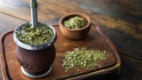 Teh Yerba mate dari Amerika Selatan disajikan dalam labu gourd. Rasanya earthy, dipercaya menambah energi, dan jadi bagian penting tradisi masyarakat lokal. Foto: Getty Images/iStockphoto/