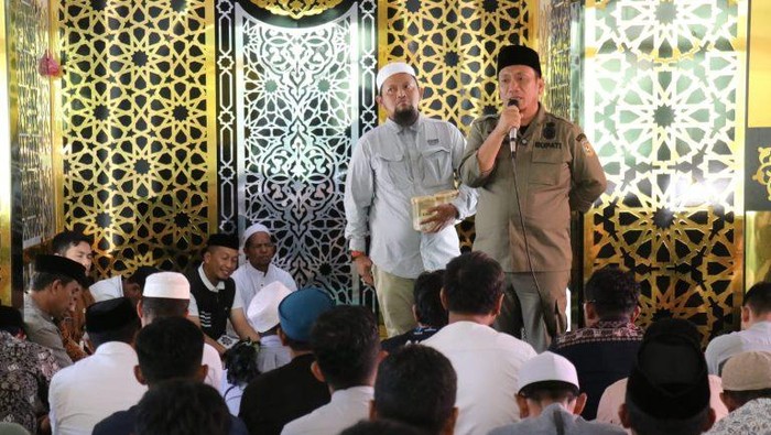 Bupati Luwu Timur, Irwan Bachri Syam saat mengundi tiket umrah gratis kepada para ASN yang rutin shalat berjamaah.