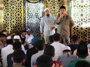 Bupati Luwu Timur Beri Hadiah Umrah 5 ASN Rutin Salat Berjemaah di Masjid