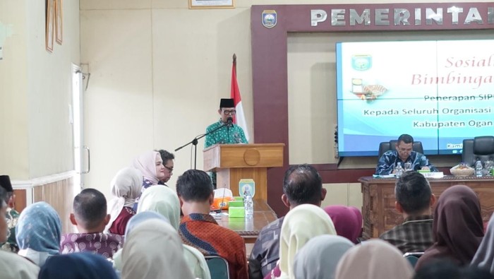 Bupati OKU Teddy Meilwansyah saat membuka Bimtek SIPD Online.