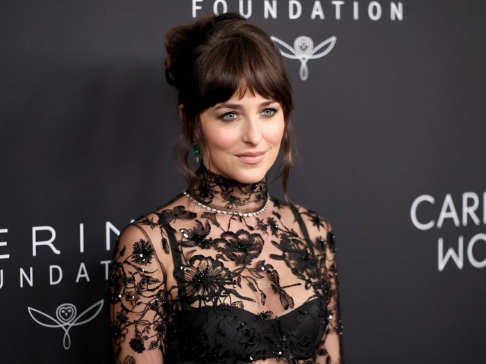 Dakota Johnson di acara Makan Malam Kering Caring For Women selama Pekan Mode New York yang diselenggarakan di The Grill pada 11 September 2025 di New York, New York.