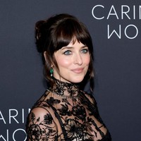 Mantan kekasih vokalis band Coldplay, Chris Martin, ini melengkapi penampilannya dengan strappy heels warna senada. Foto: Getty Images/Mike Coppola