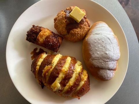 Daribu Jakarta Daribu Jakarta, bakery sekaligus kafe ala Korea yang punya sajian salt bread populer