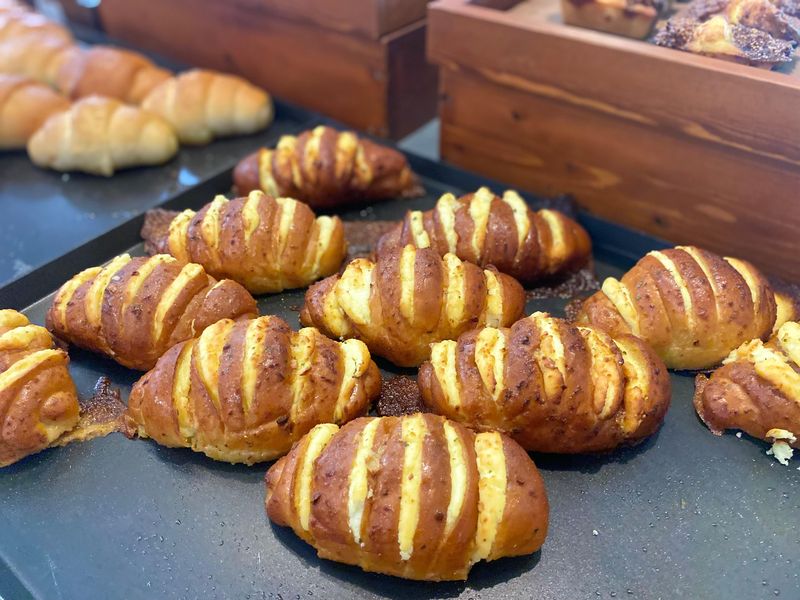 Daribu Jakarta, bakery sekaligus kafe ala Korea yang punya sajian salt bread populer