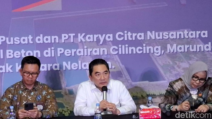 Keberadaan tanggul beton di pesisir utara Jakarta, tepatnya di kawasan Cilincing, Jakarta Utara, tengah ramai diperbincangkan di media sosial. Video dan foto yang beredar menunjukkan tanggul laut membentang sekitar 2 hingga 3 kilometer di kawasan tersebut, dan menimbulkan pro dan kontra di masyarakat.
