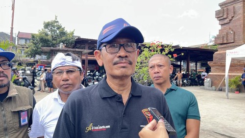 Dirut Perumda Pasar Sewakadarma Denpasar, Ida Bagus Kompyang Wiranata, saat ditemui jurnalis di Pasar Badung, Jumat (12/9/2025). (Rizki Setyo/detikBali)