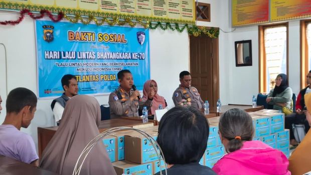 Ditlantas Polda Riau membagikan ratusan paket sembako jelang HUT Lalu Lintas Bhayangkara ke-70, Jumat (12/9/2025).