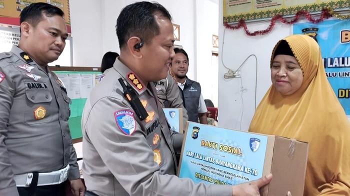 Ditlantas Polda Riau membagikan ratusan paket sembako jelang HUT Lalu Lintas Bhayangkara ke-70, Jumat (12/9/2025).