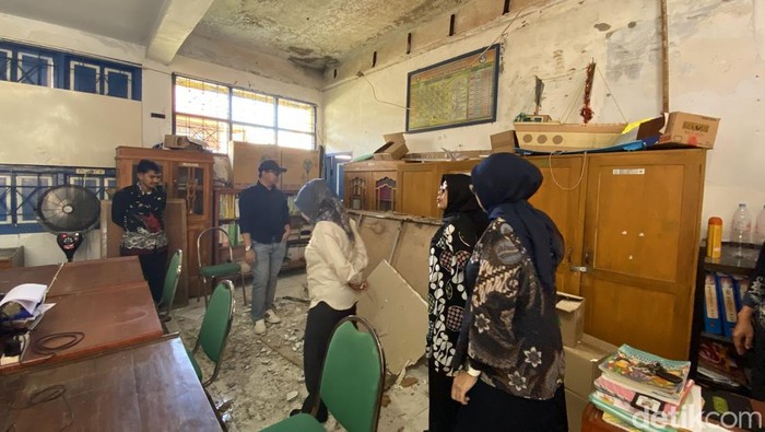 Komisi II DPRD Parepare memantau kondisi gedung SDN 14 dan 26 di Jalan KH Sanusi Maggu, Kelurahan Kampung Pisang, Kecamatan Soreang, Kamis (11/9).