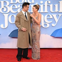 Dua tahun setelah demam film ‘Barbie’ mendominasi gaya busananya yang serba pink, sang bintang kini memasuki era baru yang glamor dan seksi. Penampilan tersebut ia berikan saat menghadiri pemutaran perdana film terbarunya bersama bersama aktor Colin Farrell, ‘Big Bold Beautiful Journey’, di London, Inggris, pada Kamis (11/9/2025). (Foto: Jeff Spicer/Getty Images for Sony Pictures)