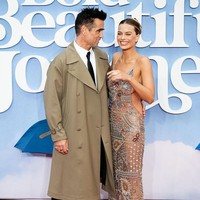 Robbie tampil dalam gaun transparan penuh taburan permata dari koleksi Armani Privé couture musim semi 2025. Tak sekadar simbol kemewahan, gaun tersebut sekaligus menjadi penghormatan Robbie kepada Giorgio Armani, sang maestro mode yang wafat pekan lalu pada usia 91 tahun. (Foto: Samir Hussein/WireImage)