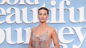 Foto: Margot Robbie Tampil Berani, Berbalut Gaun Transparan Giorgio Armani