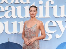 Foto: Margot Robbie Tampil Berani, Berbalut Gaun Transparan Giorgio Armani