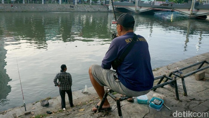 Geliat Sore di Sungai Kalimas Surabaya