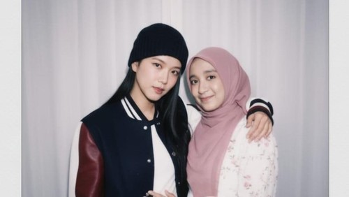 Sedang viral foto polaroid bareng idol Kpop pakai Gemini AI. Simak cara untuk membuat foto polaroid bareng idol Kpop idolamu di sini.