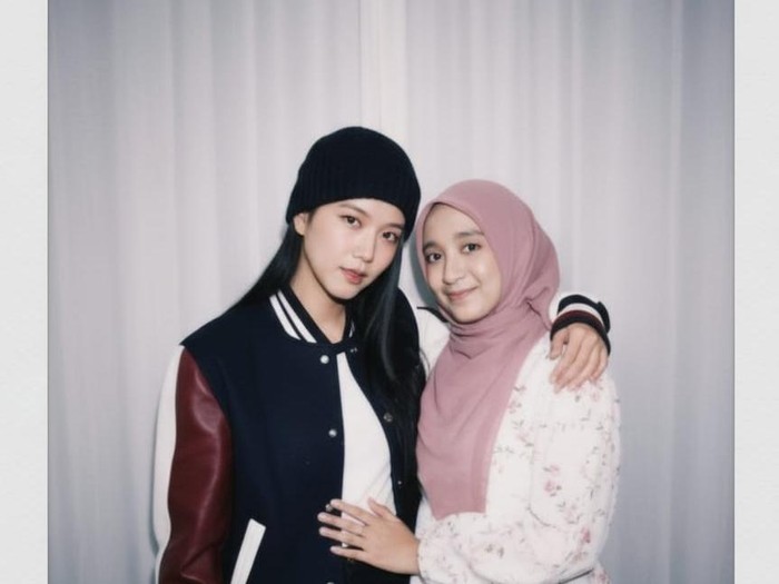 Sedang viral foto polaroid bareng idol Kpop pakai Gemini AI. Simak cara untuk membuat foto polaroid bareng idol Kpop idolamu di sini.