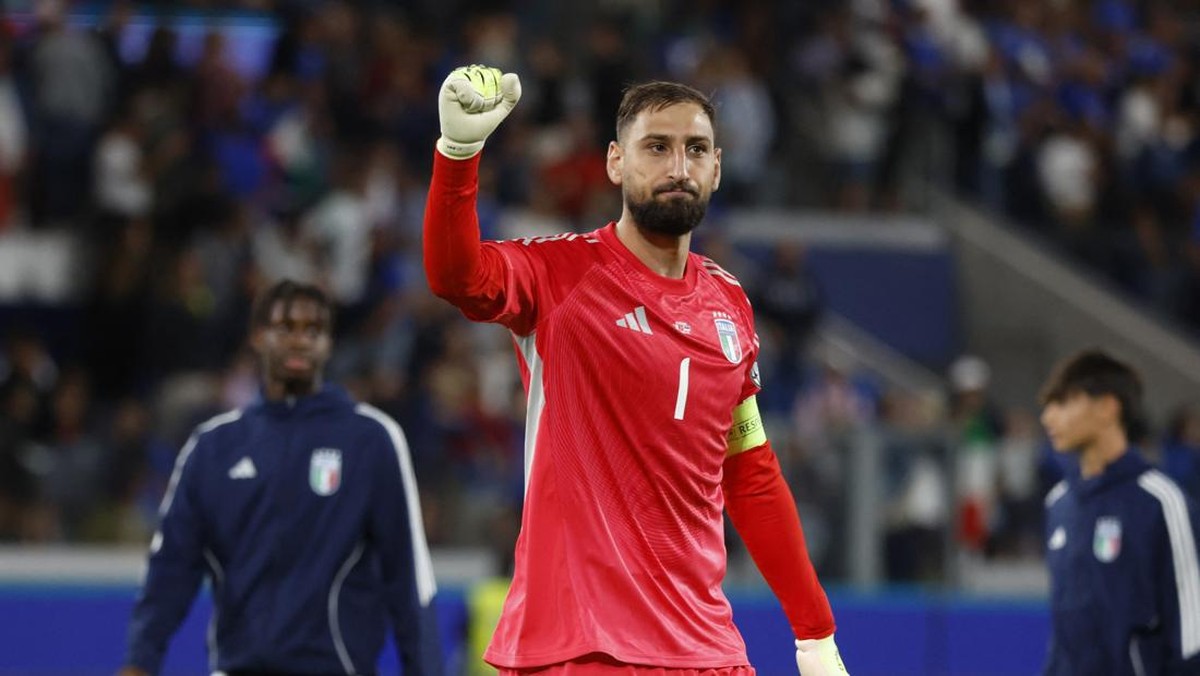 Gianluigi Donnarumma menghadapi persaingan ketat di sektor kiper Man City. (REUTERS/Alessandro Garofalo)
